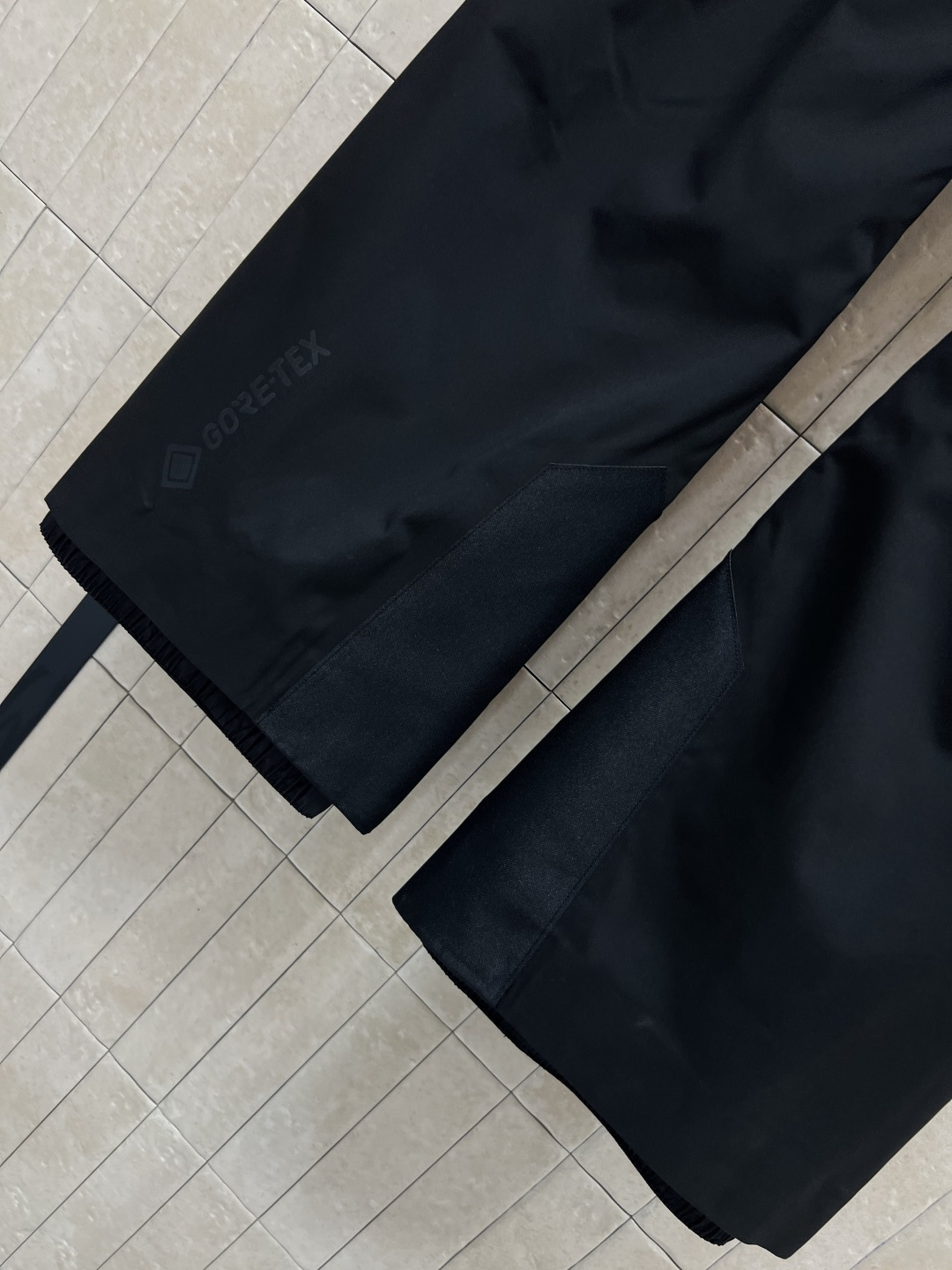 M家 25秋冬新款 户外登山滑雪裤 滑雪裤采用防水尼龙面料制成 具有原创的褶皱效果 以别致的方式重新演绎