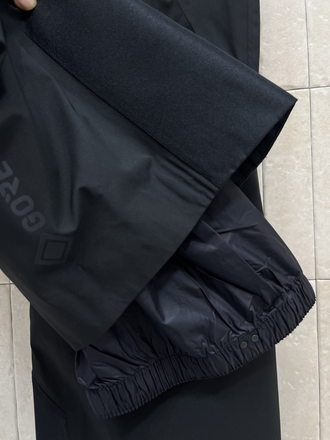 M家 25秋冬新款 户外登山滑雪裤 滑雪裤采用防水尼龙面料制成 具有原创的褶皱效果 以别致的方式重新演绎