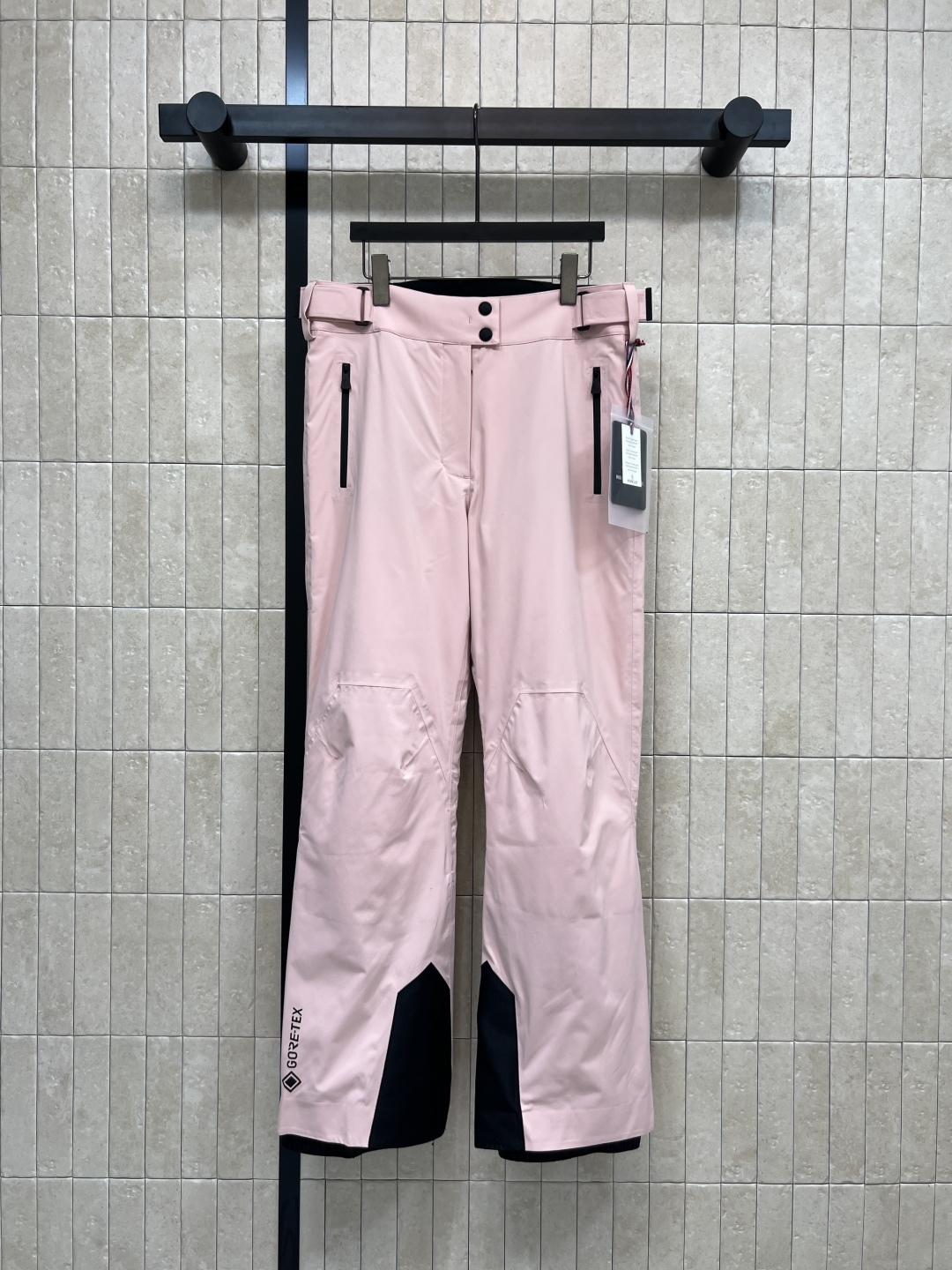 NO:683227,M's 25 new autumn and winter outdoor mountaineering ski pants. The ski pants are made of waterproof nylon fabric. They have an original pleated effect. They reinterpret the sports style in a unique way. High waist Velcro to adjust the waist. The trouser legs are spliced ​​with elastic leg lining and fake two-piece design. The upper body thermal pants are handsome and look good with the down jacket of the same series. Three colors and three codes 0-1-2,, down jacket,19860909M家 25秋冬新款 户外登山滑雪裤 滑雪裤采用防水尼龙面料制成 具有原创的褶皱效果 以别致的方式重新演绎运动款式 高腰魔术贴调节腰身 裤脚拼接松紧束脚内衬假两件设计 上身保暖裤帅搭配同系列羽绒服也很好看 三色三码 0-1-2,,down jacket,,Women's clothing
