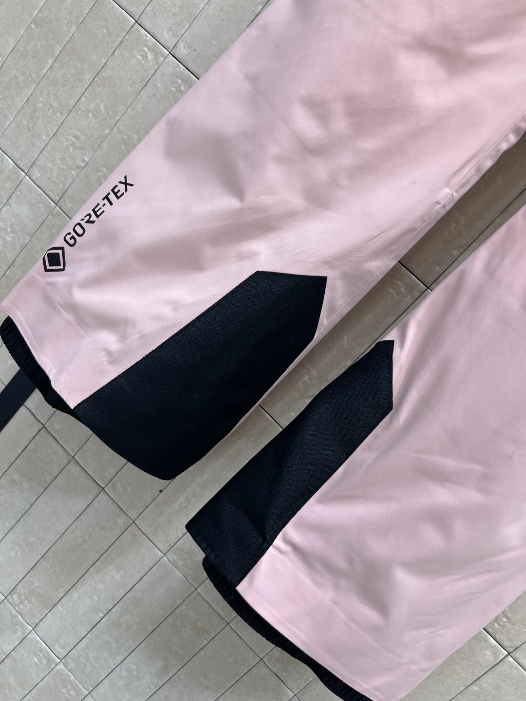 M家 25秋冬新款 户外登山滑雪裤 滑雪裤采用防水尼龙面料制成 具有原创的褶皱效果 以别致的方式重新演绎