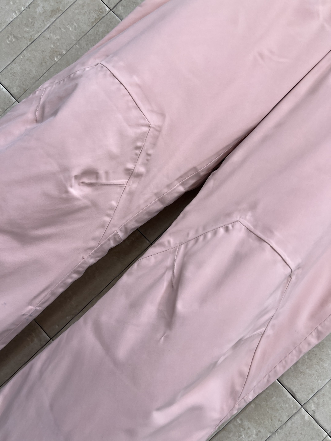 M家 25秋冬新款 户外登山滑雪裤 滑雪裤采用防水尼龙面料制成 具有原创的褶皱效果 以别致的方式重新演绎