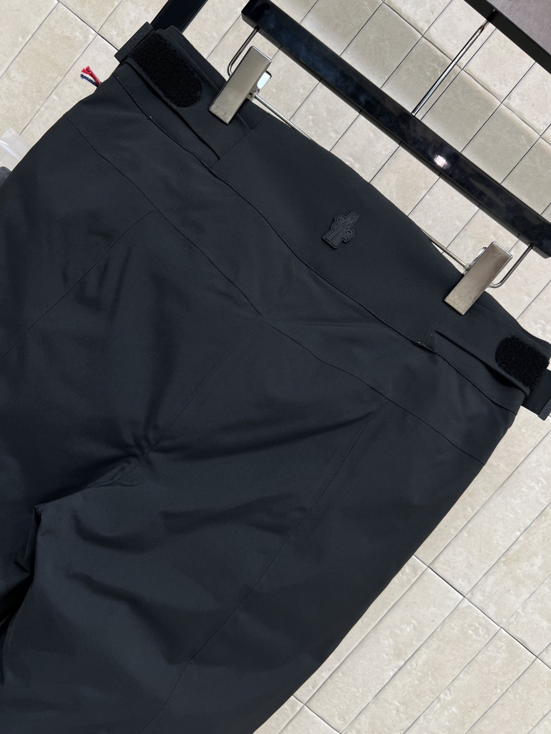 M家 25秋冬新款 户外登山滑雪裤 滑雪裤采用防水尼龙面料制成 具有原创的褶皱效果 以别致的方式重新演绎