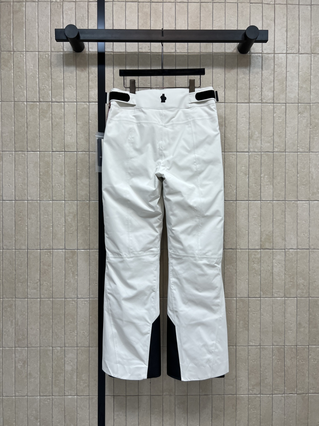 M家 25秋冬新款 户外登山滑雪裤 滑雪裤采用防水尼龙面料制成 具有原创的褶皱效果 以别致的方式重新演绎