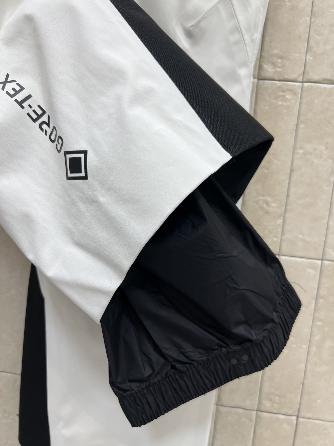 M家 25秋冬新款 户外登山滑雪裤 滑雪裤采用防水尼龙面料制成 具有原创的褶皱效果 以别致的方式重新演绎