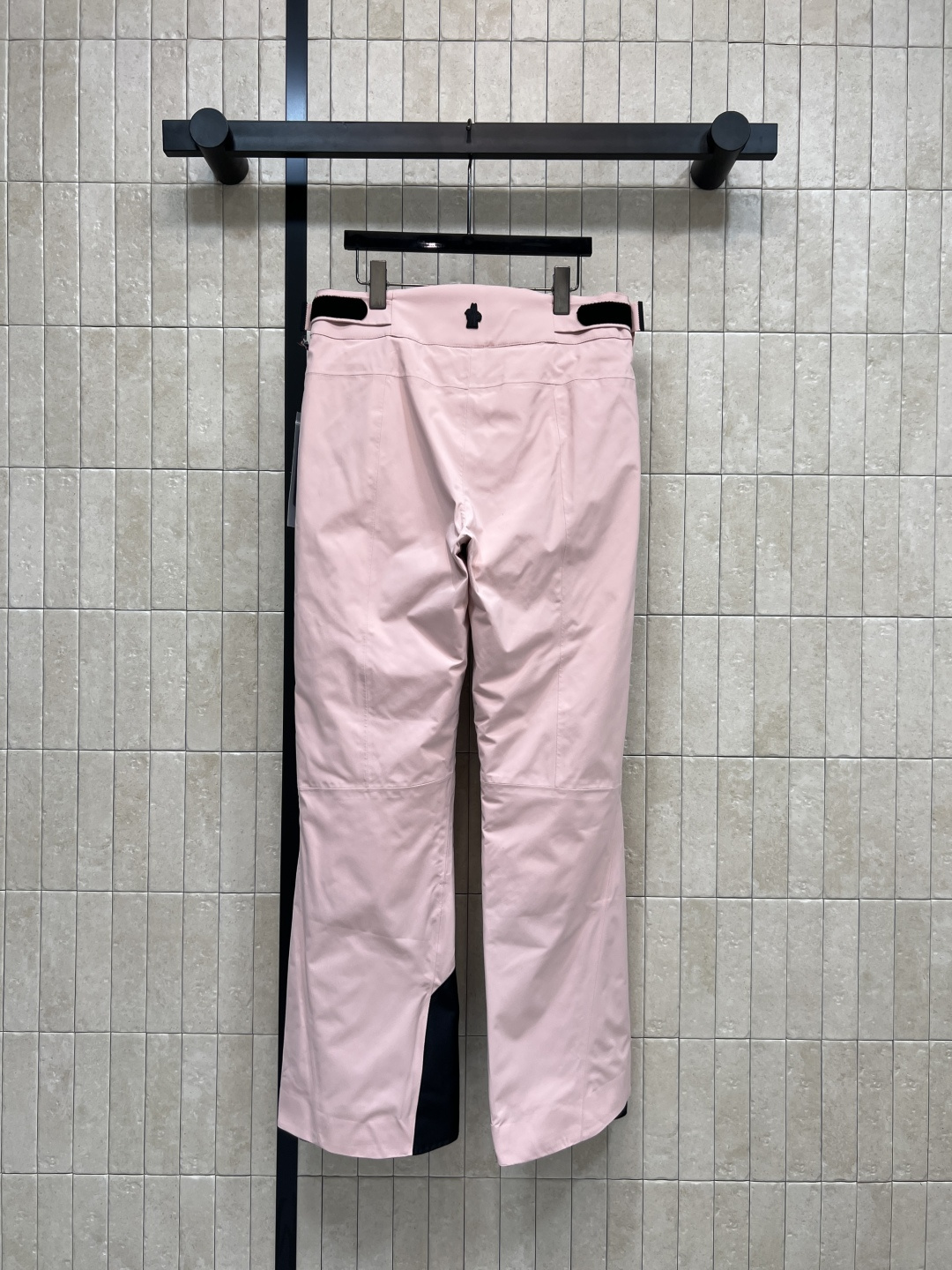 M家 25秋冬新款 户外登山滑雪裤 滑雪裤采用防水尼龙面料制成 具有原创的褶皱效果 以别致的方式重新演绎