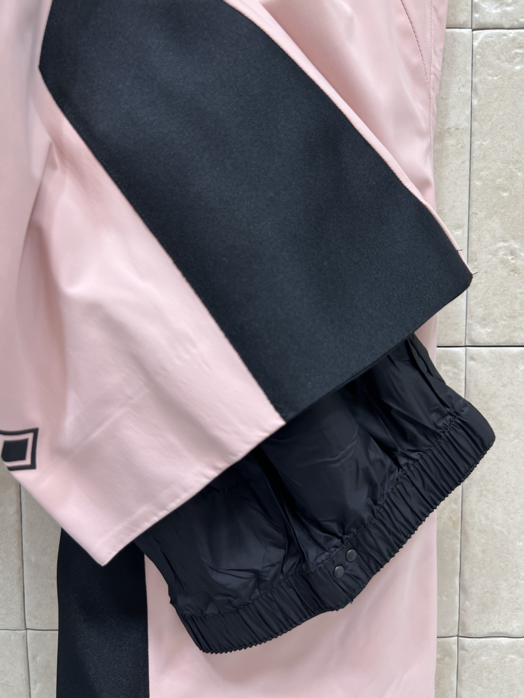 M家 25秋冬新款 户外登山滑雪裤 滑雪裤采用防水尼龙面料制成 具有原创的褶皱效果 以别致的方式重新演绎