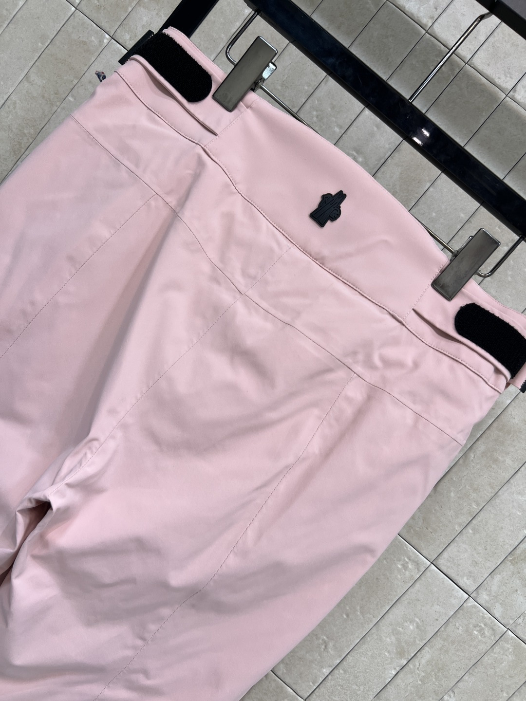 M家 25秋冬新款 户外登山滑雪裤 滑雪裤采用防水尼龙面料制成 具有原创的褶皱效果 以别致的方式重新演绎