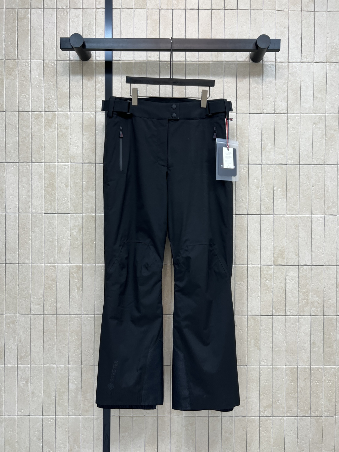 M家 25秋冬新款 户外登山滑雪裤 滑雪裤采用防水尼龙面料制成 具有原创的褶皱效果 以别致的方式重新演绎