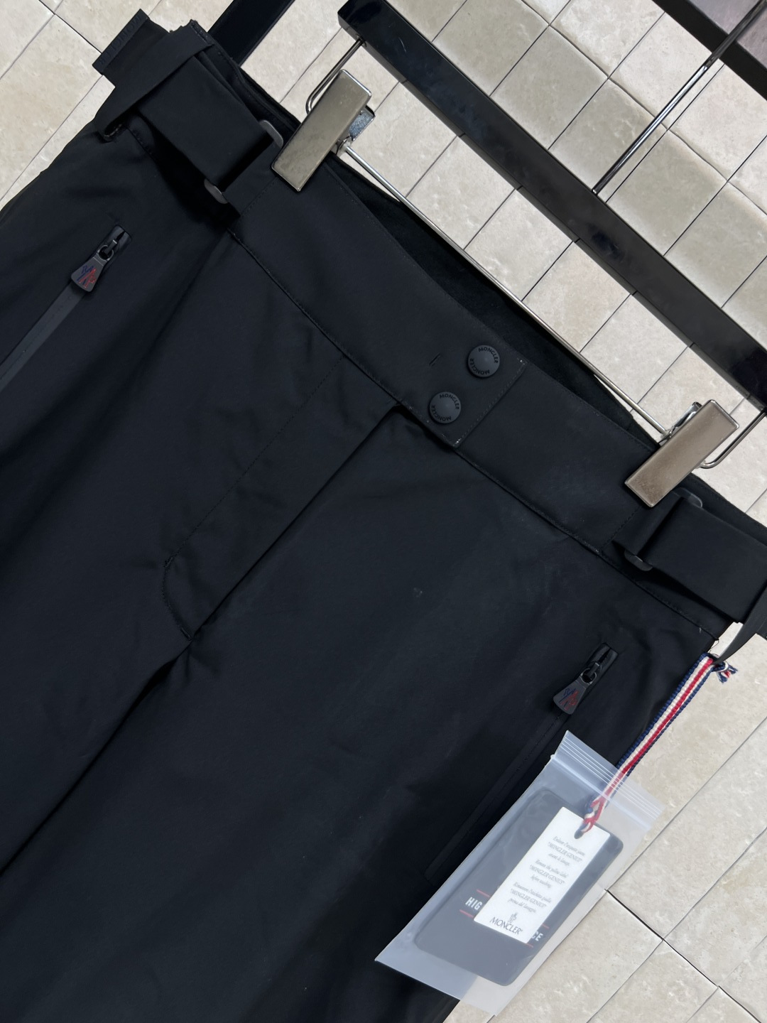 M家 25秋冬新款 户外登山滑雪裤 滑雪裤采用防水尼龙面料制成 具有原创的褶皱效果 以别致的方式重新演绎