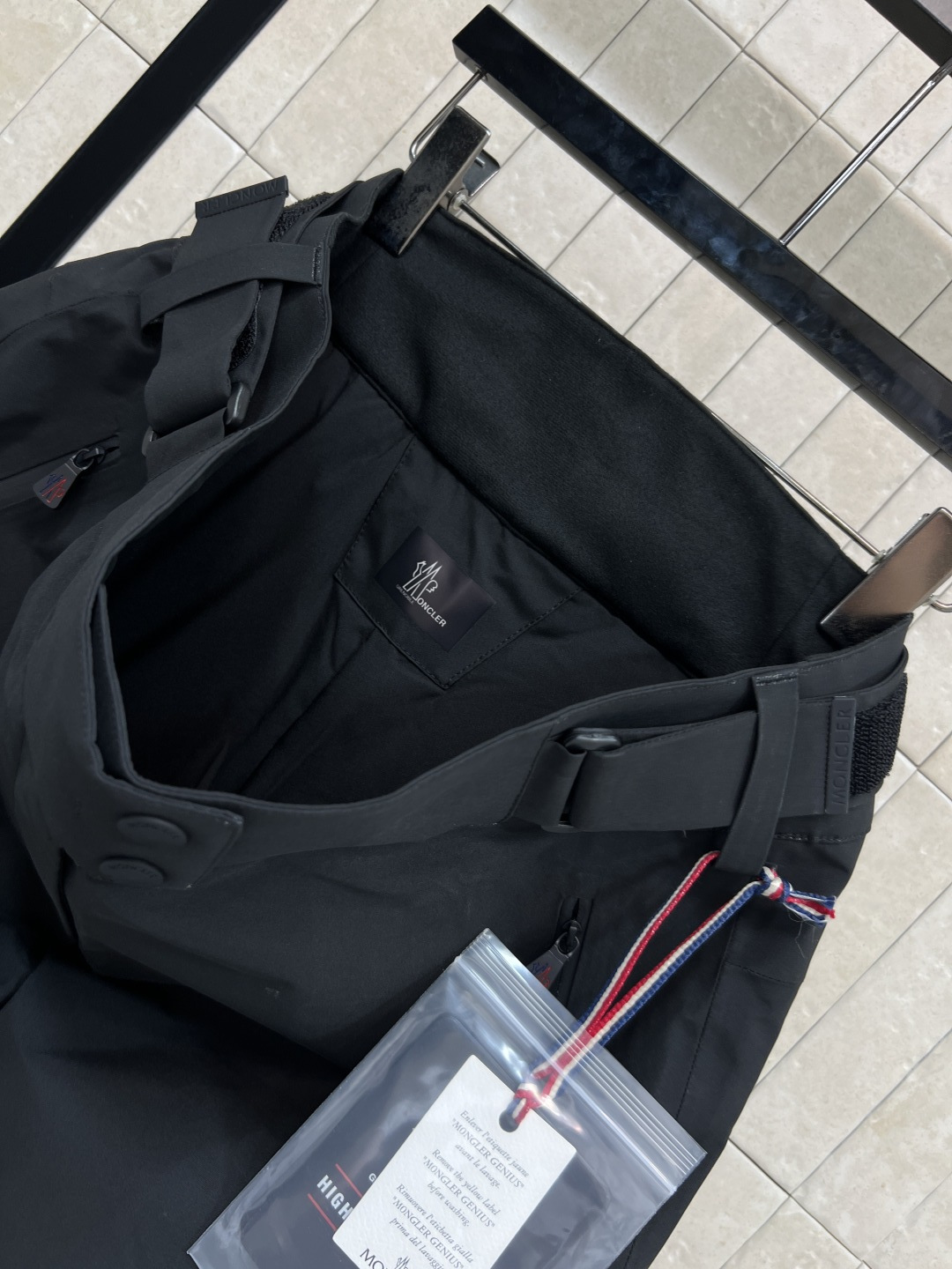 M家 25秋冬新款 户外登山滑雪裤 滑雪裤采用防水尼龙面料制成 具有原创的褶皱效果 以别致的方式重新演绎