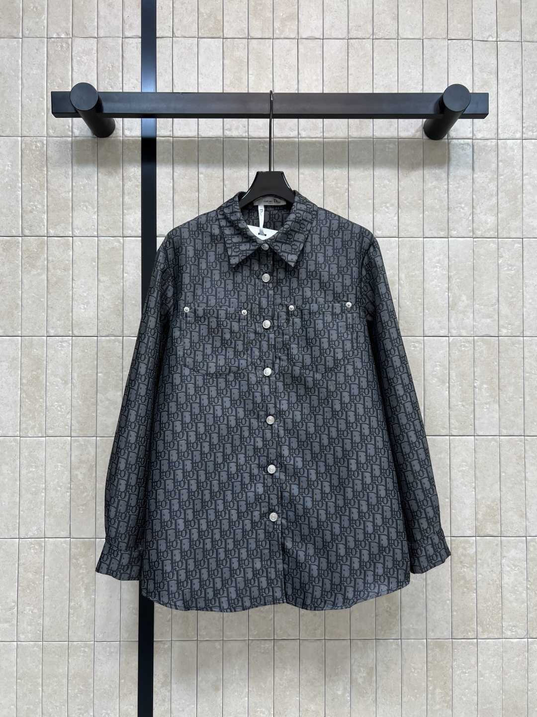 NO:549344,Djia 25 new autumn and winter D letter jacquard shirt jacket is classic and stylish. The D letter jacquard fabric is printed all over to highlight the brand charm. If you like old clothes, you must not miss it. The classic elements create a fashionable and versatile piece of temperament. The loose version is versatile and not picky. It is very tolerant to the body shape. Recommended for daily leisure. Three sizes in one color SML, dior, jackets & coats, shirts, alexander wang19860909D家 25秋冬新款 D字母提花衬衫外套 经典又大气时髦 满印D字母提花面料 彰显品牌魅力 喜欢老花的一定不要错过 经典元素打造时髦百穿不厌的气质单品 宽松版型 百搭不挑人 对身材的包容性很好 日常休闲推荐 一色三码 SML,,dior,jackets & coats,shirts,alexander wang,Women's clothing