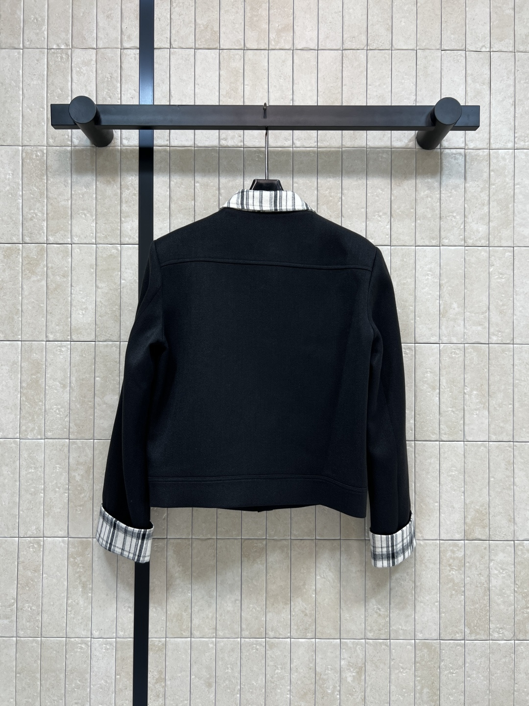 D家 25秋冬新款 格纹拼接外套 领口和袖口做的拼接格纹假两件设计简直绝了 复古又时髦高级 配有品牌字母