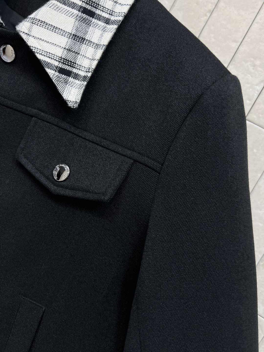 D家 25秋冬新款 格纹拼接外套 领口和袖口做的拼接格纹假两件设计简直绝了 复古又时髦高级 配有品牌字母