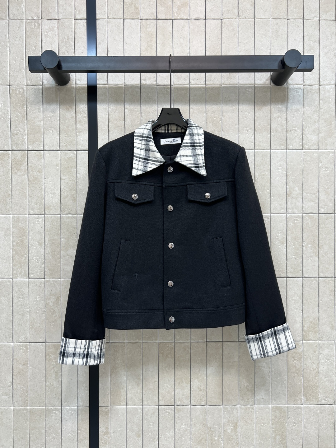 NO:549354,D Home 25 autumn and winter new style plaid splicing jacket The two-piece splicing plaid design made of collar and cuffs is simply amazing. Retro and fashionable and high-end. With brand letter logo buckle embellishment. The loose and short style is easy to divide the body proportions. Slim and tall, and the fabric is super noble and rich. One color three-code Size/S-M-L,,dior, jackets & coats,alexander wang19860909D家 25秋冬新款 格纹拼接外套 领口和袖口做的拼接格纹假两件设计简直绝了 复古又时髦高级 配有品牌字母Logo扣饰点缀 宽松短款版型上身轻松分割身材比例 显瘦显高绝绝子面料 超级有贵气千金感一色三码Size/S-M-L,,dior,jackets & coats,alexander wang,Women's clothing