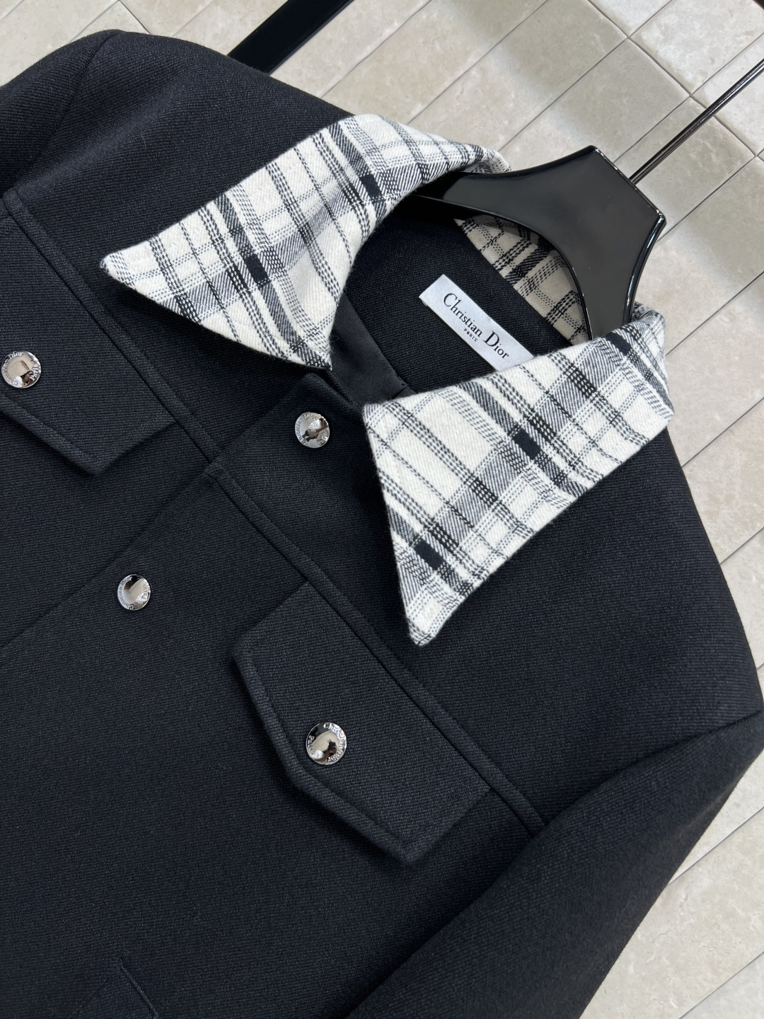 D家 25秋冬新款 格纹拼接外套 领口和袖口做的拼接格纹假两件设计简直绝了 复古又时髦高级 配有品牌字母