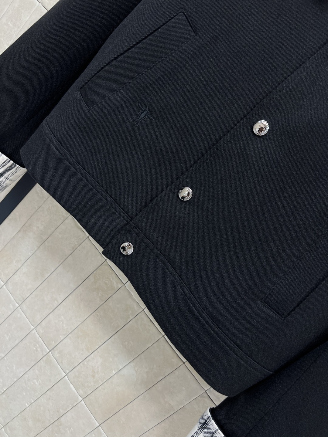 D家 25秋冬新款 格纹拼接外套 领口和袖口做的拼接格纹假两件设计简直绝了 复古又时髦高级 配有品牌字母