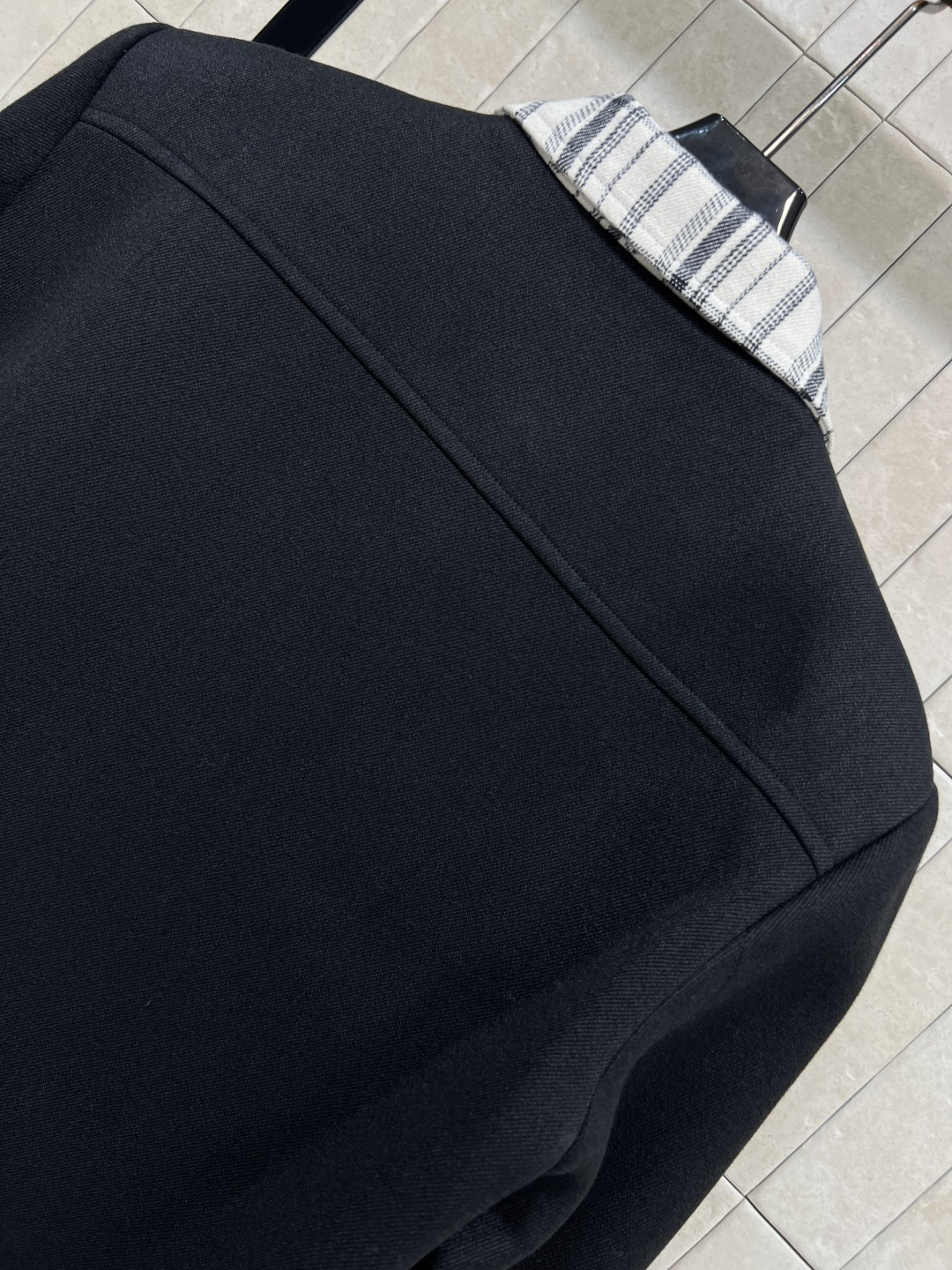 D家 25秋冬新款 格纹拼接外套 领口和袖口做的拼接格纹假两件设计简直绝了 复古又时髦高级 配有品牌字母