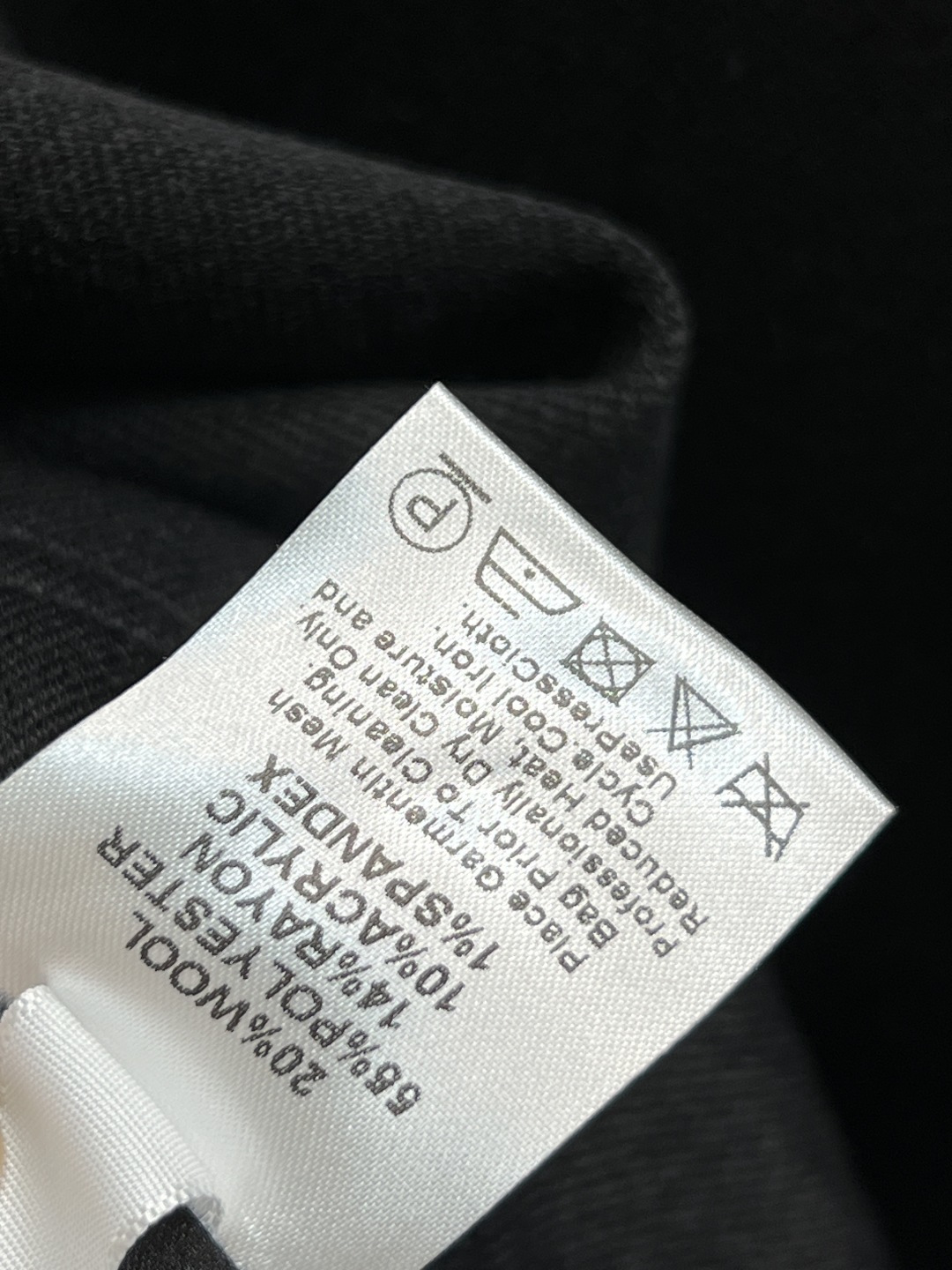 D家 25秋冬新款 格纹拼接外套 领口和袖口做的拼接格纹假两件设计简直绝了 复古又时髦高级 配有品牌字母