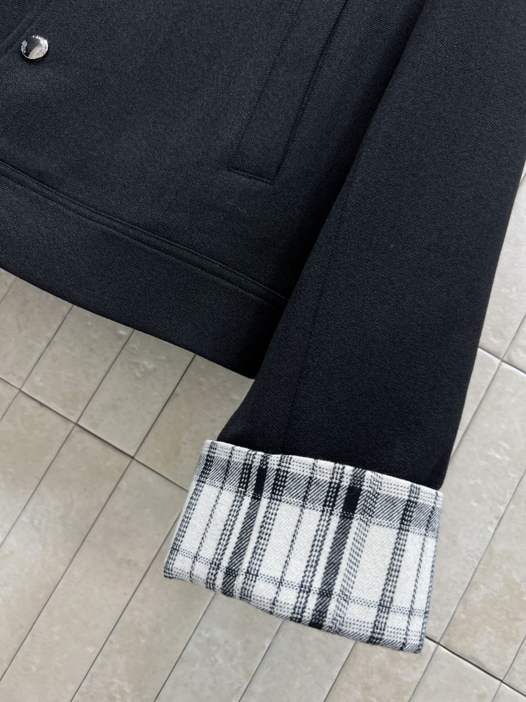 D家 25秋冬新款 格纹拼接外套 领口和袖口做的拼接格纹假两件设计简直绝了 复古又时髦高级 配有品牌字母