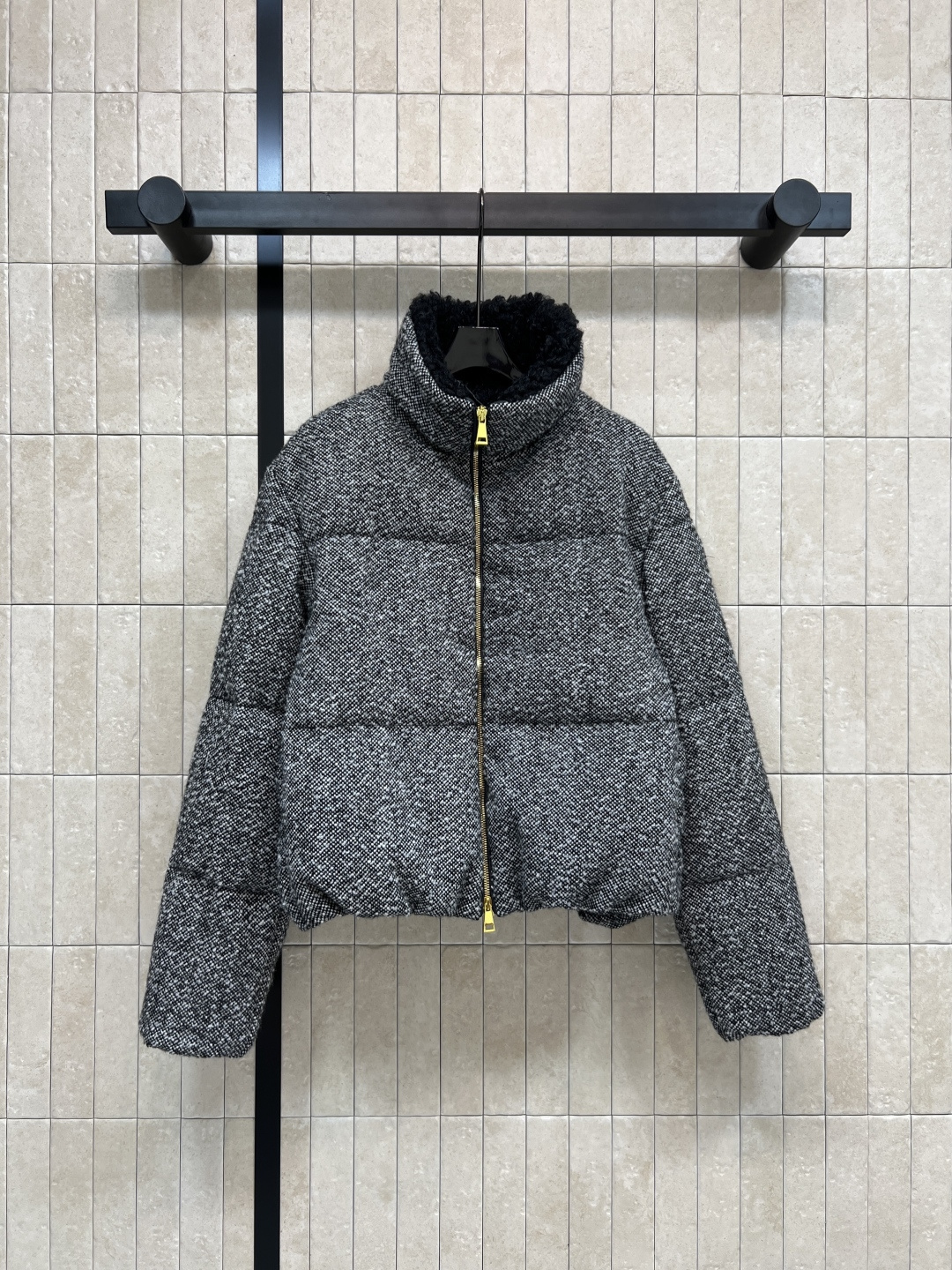 NO:549371,With dust bag M home 25 autumn and winter new style, variegated wool stand collar bread suit, spliced ​​lamb wool stand collar design, heavy 90 gooseberry filling, light and fluffy and soft, stand collar bread suit style, upper body looks slim and versatile, warm and not bloated, details are healed, the upper body is age-reducing and high-end, daily cool and fashionable, one color three-code Size/S-M-L,,alexander wang19860909配防尘袋M家 25秋冬新款 杂色毛呢立领面包服 拼接羊羔毛立领设计 重磅的90鹅绒填充 轻盈又蓬松柔软 立领面包服版型 上身显瘦又百搭 保暖又不臃肿 细节做工跟足 上身减龄又高级 日常出街酷帅又时髦 一色三码Size/S-M-L,,alexander wang,Women's clothing