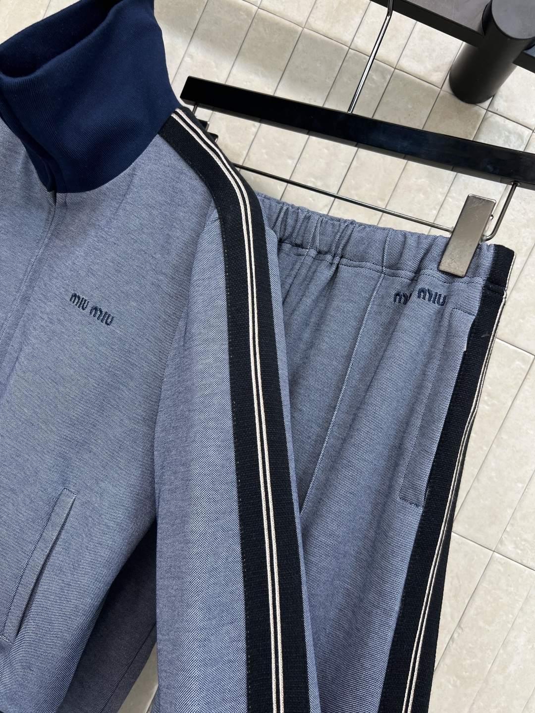 MIu家 25秋冬新款 螺纹立领外套+高腰阔腿裤 一套搭配绝绝子 撞色条纹织带拼接 一套上身更加显高起来