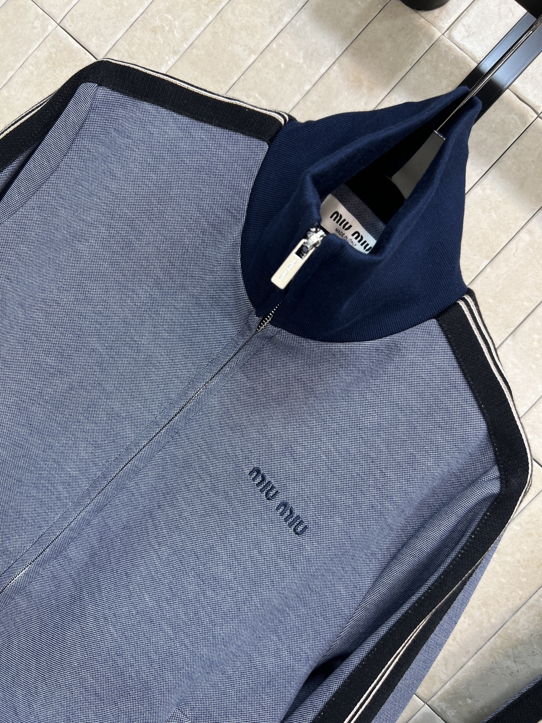 MIu家 25秋冬新款 螺纹立领外套+高腰阔腿裤 一套搭配绝绝子 撞色条纹织带拼接 一套上身更加显高起来