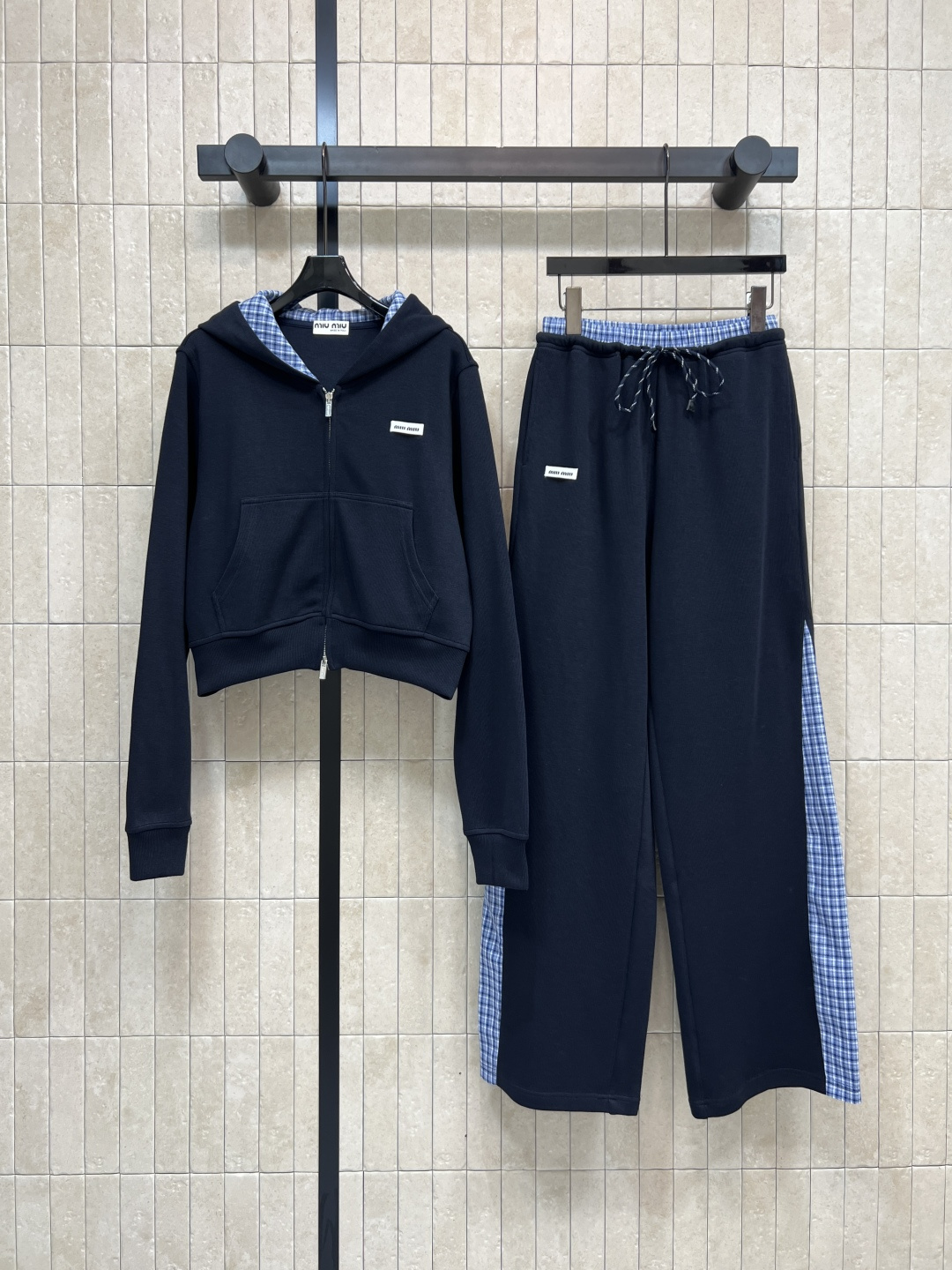 NO:549346,MIu Home 25 autumn and winter new style contrasting color plaid casual set plaid hooded zipper jacket + plaid slit spliced ​​wide-leg pants bring your own handsome and fashionable sports suit every girl must have in her wardrobe Custom knitted fabric Soft and comfortable touch Full of youthful age reduction Classic patch logo point drop The upper body shows the height ratio A set for sale Size/S-M-L,,miumiu, jackets & coats,hats,alexander wang19860909MIu家 25秋冬新款 撞色格子休闲套装 格子连帽拉链外套+格子开叉拼接阔腿裤 自带帅气和时髦 每个女生衣柜里必须拥有的一套休闲又时尚的运动套装 定制针织面料 触感柔软舒适 青春减龄感拉满 经典贴布logo点辍 上身非常显身高比例 一套出售Size/S-M-L,,miumiu,jackets & coats,hats,alexander wang,Women's clothing