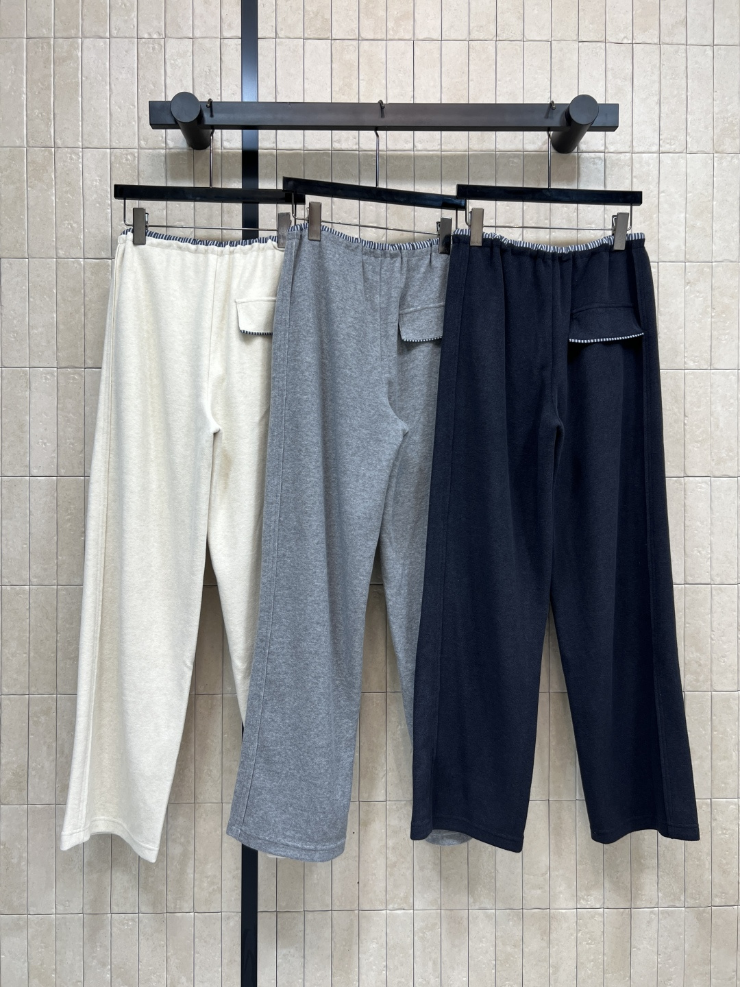 MIu家 25秋冬新款 条纹松紧腰阔腿裤 侧边字母Logo点缀 假两件条纹松紧腰很好的起到了显瘦效果 高