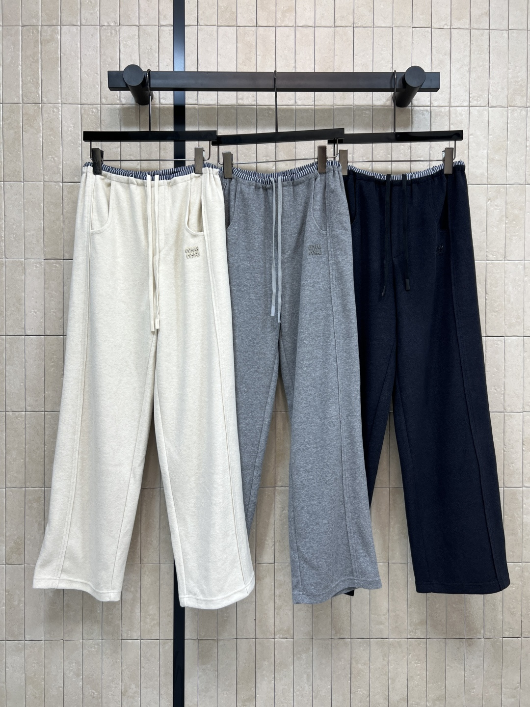 NO:549355,MIujia 25 autumn and winter new style striped elastic waist wide-leg pants, side letter logo embellishment, fake two-piece striped elastic waist, good effect of slimming, high waist wide-leg style, super easy to match, any item can be matched, the upper body becomes long legs in seconds, daily leisure is good, soft and skin-friendly, comfortable and easy to wear, comfortable and easy to take care of, three-color three-code Size/S-M-L,,miumiu,alexander wang19860909MIu家 25秋冬新款 条纹松紧腰阔腿裤 侧边字母Logo点缀 假两件条纹松紧腰很好的起到了显瘦效果 高腰阔腿版型 超级好搭配 任何单品都可搭配 上身秒变大长腿 日常出街休闲都很不错 手感软糯亲肤舒适 好穿舒适好打理 三色三码Size/S-M-L,,miumiu,alexander wang,Women's clothing