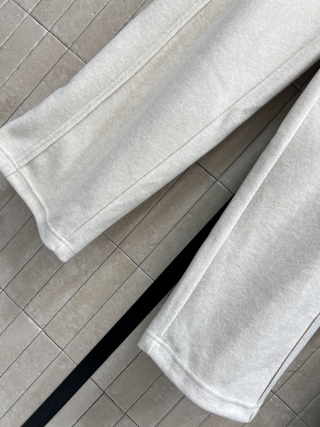 MIu家 25秋冬新款 条纹松紧腰阔腿裤 侧边字母Logo点缀 假两件条纹松紧腰很好的起到了显瘦效果 高