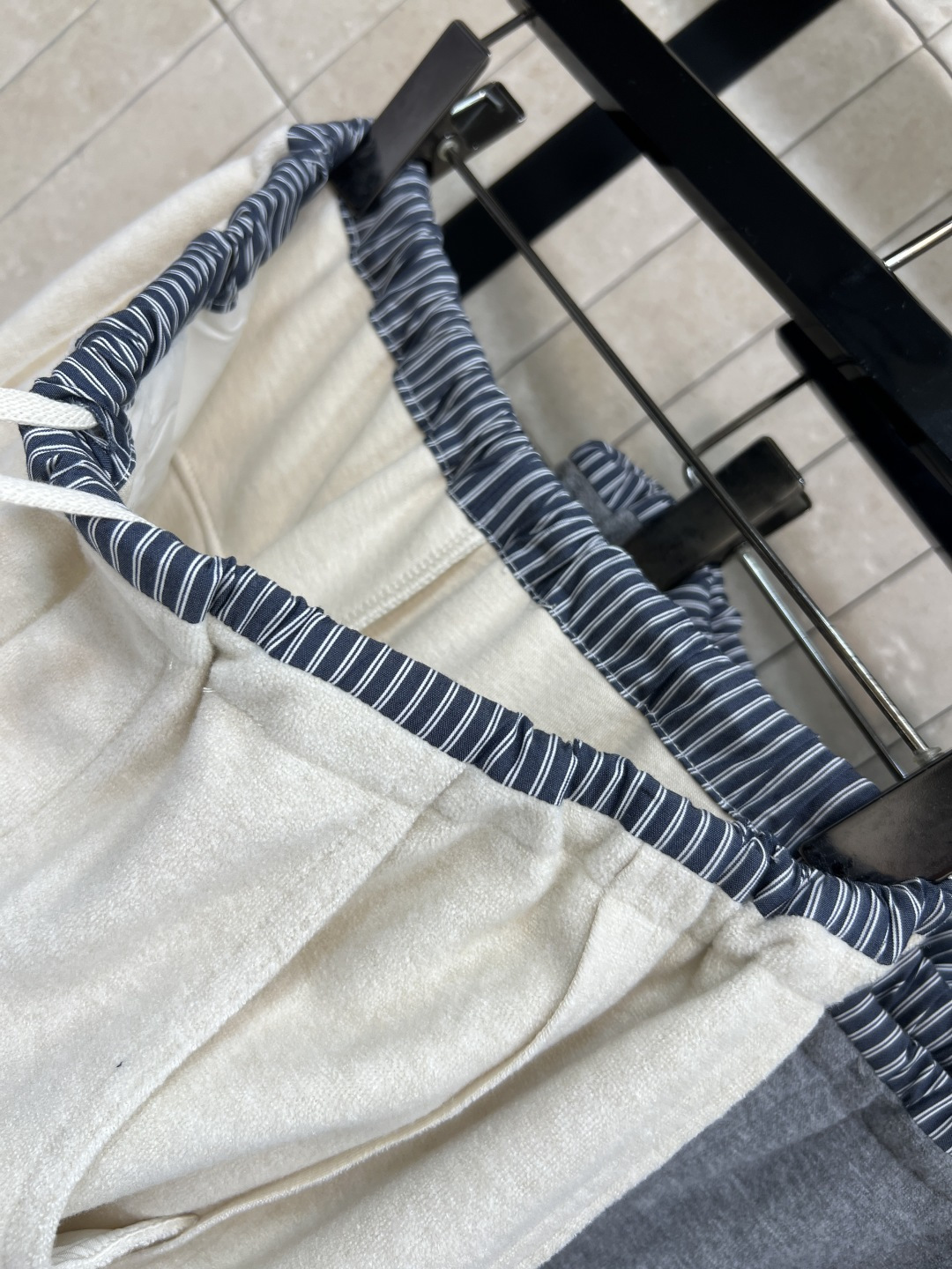 MIu家 25秋冬新款 条纹松紧腰阔腿裤 侧边字母Logo点缀 假两件条纹松紧腰很好的起到了显瘦效果 高