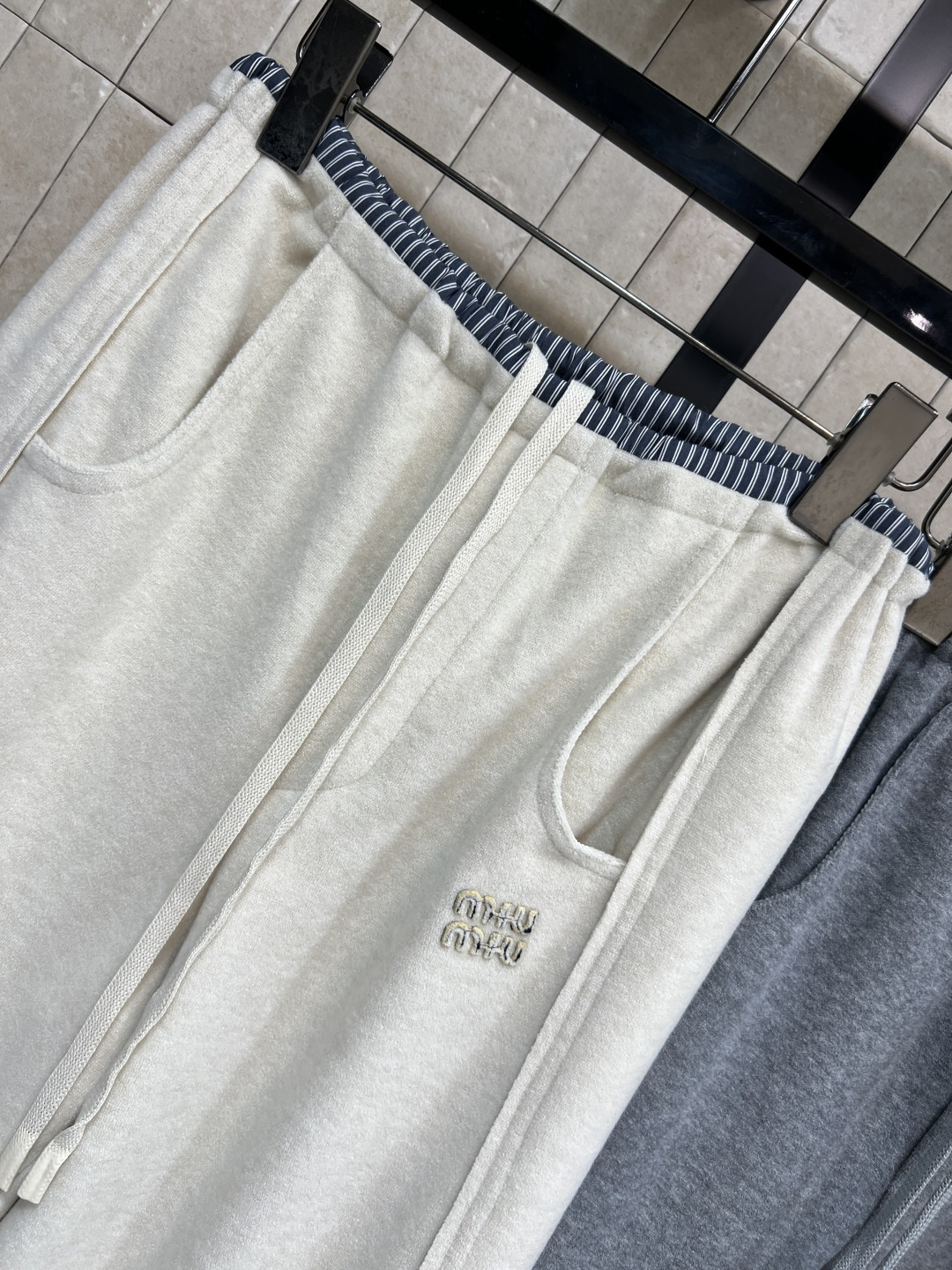 MIu家 25秋冬新款 条纹松紧腰阔腿裤 侧边字母Logo点缀 假两件条纹松紧腰很好的起到了显瘦效果 高