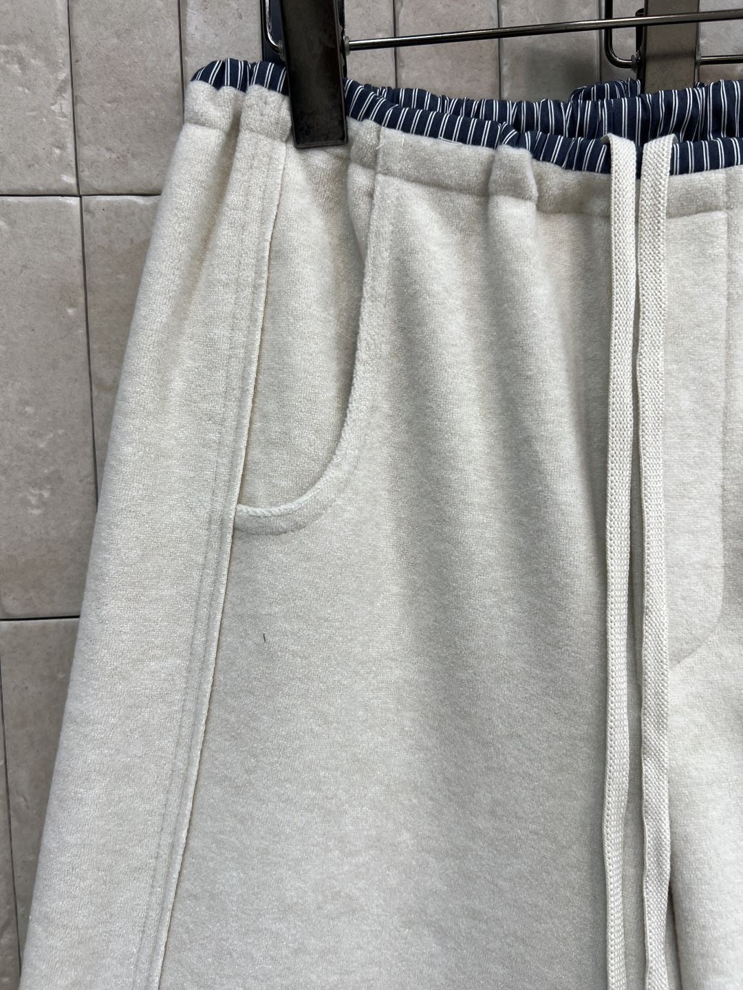 MIu家 25秋冬新款 条纹松紧腰阔腿裤 侧边字母Logo点缀 假两件条纹松紧腰很好的起到了显瘦效果 高