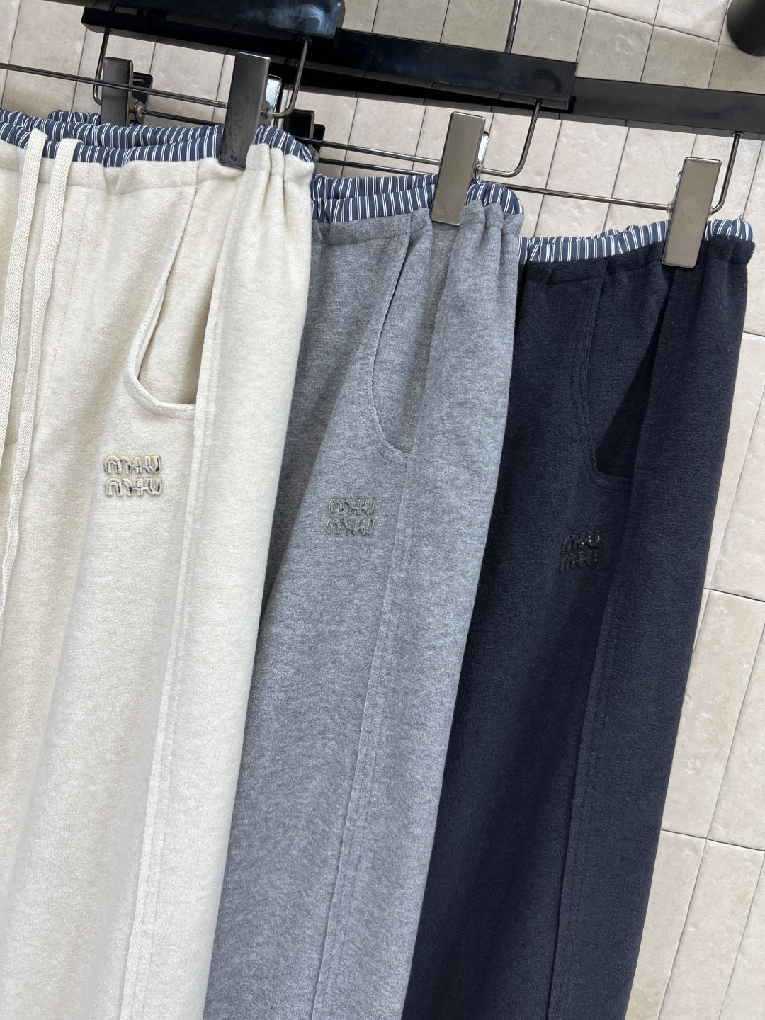 MIu家 25秋冬新款 条纹松紧腰阔腿裤 侧边字母Logo点缀 假两件条纹松紧腰很好的起到了显瘦效果 高