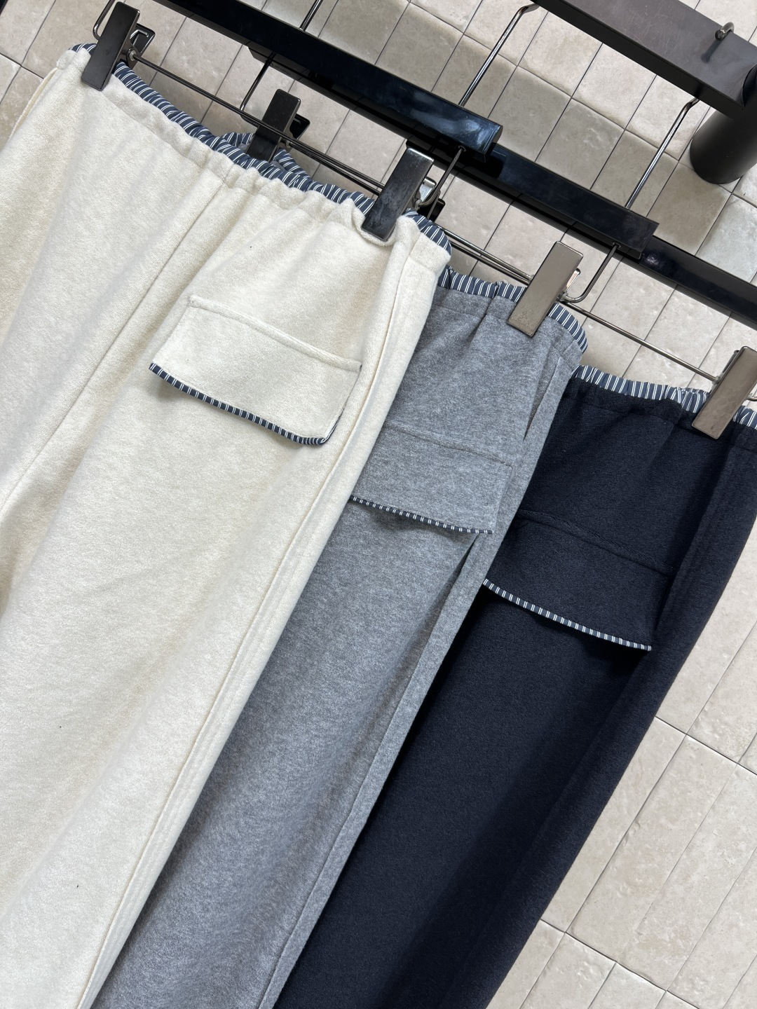 MIu家 25秋冬新款 条纹松紧腰阔腿裤 侧边字母Logo点缀 假两件条纹松紧腰很好的起到了显瘦效果 高