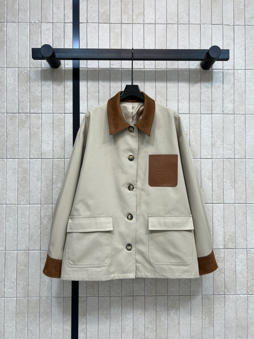 NO:549365,LW Home 25 autumn and winter new style deerskin velvet lapel spliced ​​jacket Deerskin velvet + retro plaid lapel/cuff design Classic loose jacket style is capable and handsome. Fashionable and classic color matching breaks the dullness. Soft, sweet and charming. Exquisite embossed logo leather card embellishment. Fashionable and high-end. Super cool and handsome. Jacket jacket with short skirt. Easy to wear and express the sweet and cool sense of fashion. The upper body reduces age and shows temperament. It is easy to wear and not picky about people. Commuting and casual. Two colors and three codes. SML,, skirts, jackets & coats, jackets & coats, alexander wang19860909LW家 25秋冬新款 鹿皮绒翻领拼接夹克外套 鹿皮绒+复古格纹拼接翻领/袖口设计 经典宽松夹克版型干练帅气 时尚经典的配色打破沉闷 可柔可甜可魅 精致浮雕logo皮牌点缀 时髦又高级 超级酷帅 夹克外套搭配短裙 轻松穿出甜酷的时髦感 上身减龄显气质 好穿不挑人 通勤休闲兼备 两色三码 SML,,skirts,jackets & coats,jackets & coats,alexander wang,Women's clothing