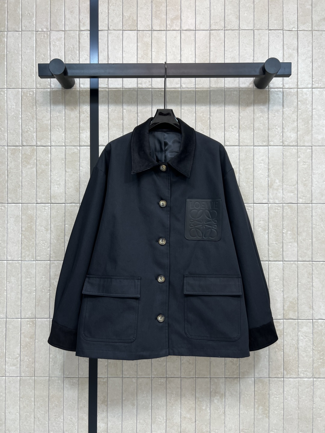 NO:549373,LW Home 25 autumn and winter new style deerskin velvet lapel spliced ​​jacket Deerskin velvet + retro plaid lapel/cuff design Classic loose jacket style is capable and handsome. Fashionable and classic color matching breaks the dullness. Soft, sweet and charming. Exquisite embossed logo leather card embellishment. Fashionable and high-end. Super cool and handsome. Jacket jacket with short skirt. Easy to wear and express the sweet and cool sense of fashion. The upper body reduces age and shows temperament. It is easy to wear and not picky about people. Commuting and casual. Two colors and three codes. SML,, skirts, jackets & coats, jackets & coats, alexander wang19860909LW家 25秋冬新款 鹿皮绒翻领拼接夹克外套 鹿皮绒+复古格纹拼接翻领/袖口设计 经典宽松夹克版型干练帅气 时尚经典的配色打破沉闷 可柔可甜可魅 精致浮雕logo皮牌点缀 时髦又高级 超级酷帅 夹克外套搭配短裙 轻松穿出甜酷的时髦感 上身减龄显气质 好穿不挑人 通勤休闲兼备 两色三码 SML,,skirts,jackets & coats,jackets & coats,alexander wang,Women's clothing