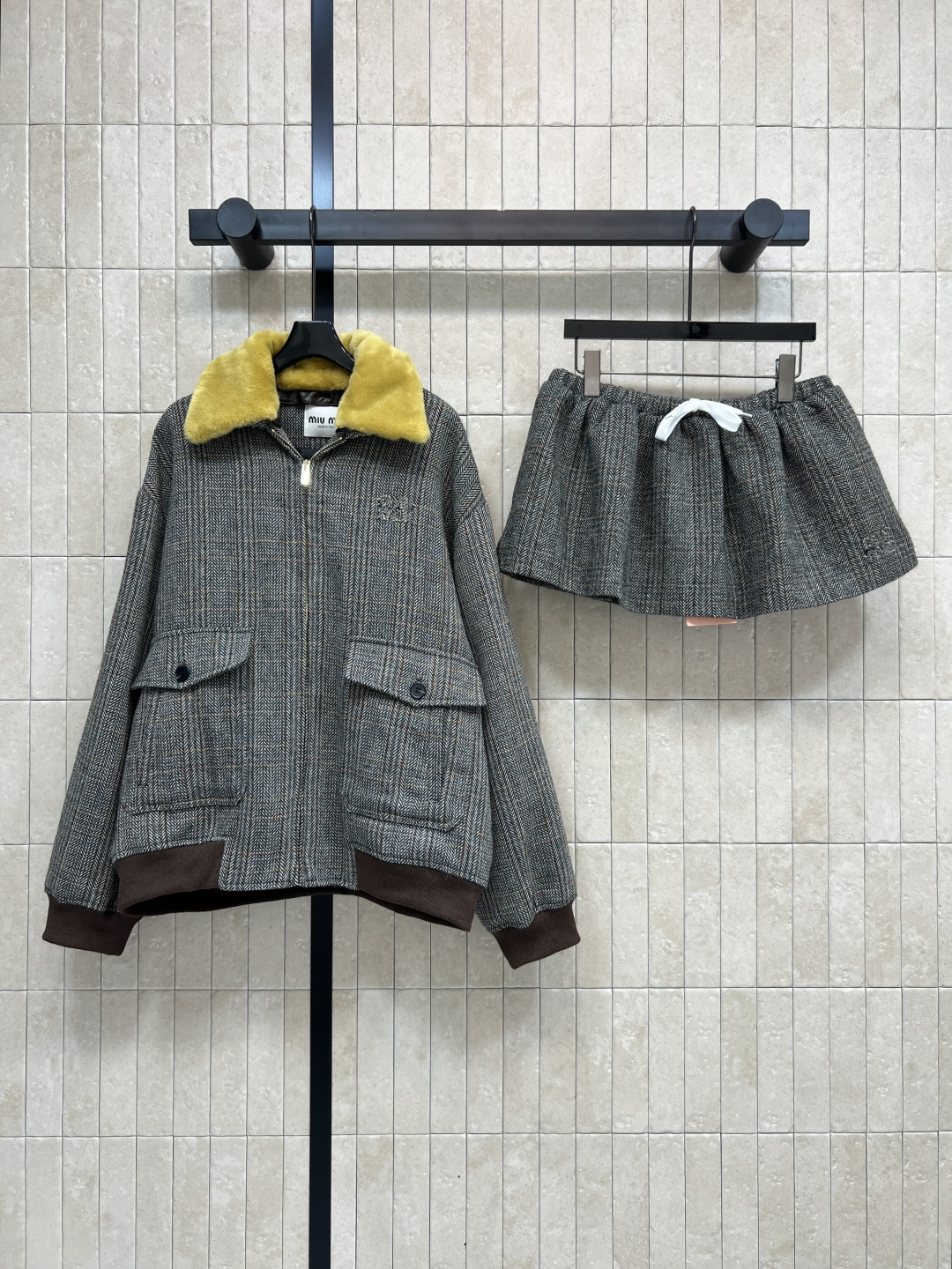 NO:549356,Jacket Skirt MIu Home 25 autumn and winter new style, wool plaid coat + mini skirt, removable wool collar design, salty and sweet age-reducing girl, using wool plaid fabric, easy to divide the upper body, body proportions make it look slim and tall, visually stretching long legs, small girls can easily control it, workmanship quality is great, one color three-code Size/S-M-L,,miumiu, skirts, jackets & coats,alexander wang19860909外套 半裙MIu家 25秋冬新款 毛领格子毛呢外套+迷你短裙 可拆卸毛领设计 可盐可甜的减龄少女 采用羊毛格纹面料 一套上身轻松分割 身材比例显瘦显高 视觉拉长大长腿 小个子女生也能轻松驾驭 做工品质都很赞 一色三码Size/S-M-L,,miumiu,skirts,jackets & coats,alexander wang,Women's clothing