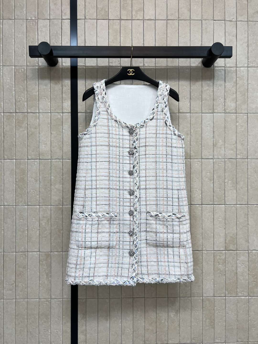 NO:560282,Xiaoxiangjia 25 new autumn and winter style Plaid tweed vest dress Heavy industry series Full of high-end sense Versatile and not picky Super elegant and a sense of worth The colorful rhinestone buttons are super eye-catching Lined inside Comfortable and skin-friendly Suitable for any occasion Three sizes in one color Size/S-M-L,,chanel,skirts,alexander wang19860909小香家 25秋冬新款 格纹粗花呢背心连衣裙 重工系列 高级感满满 版型百搭不挑人 超级显气质 千金即视感 彩色水钻纽扣超级吸睛抢眼 内带里衬 舒适亲肤 任何场合都驾驭的住 一色三码Size/S-M-L,,chanel,skirts,alexander wang,Women's clothing