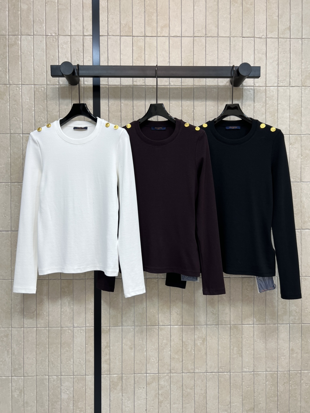 NO:560292,L's 25 new autumn and winter style round neck shoulder button decorated bottoming shirt. The version is slim and slim. The pure cotton fabric has a delicate and soft texture. Very versatile for daily matching. Customized logo gold buckle decoration is simple and classic series. The round neck is perfect for any outer wear. The fabric is stretchable and versatile. Three colors and three codes Size/S-M-L, Louis Vuitton, Alexander Wang19860909L家 25秋冬新款 圆领肩扣装饰打底衫 版型修身显瘦 纯棉面料质感细腻柔软 日常搭配很百搭 定制logo金扣装饰简约又经典系列 圆领搭配任何外搭都很绝上身巨显气质 面料带有延展性百搭不挑人 三色三码Size/S-M-L,,louis vuitton,alexander wang,Women's clothing