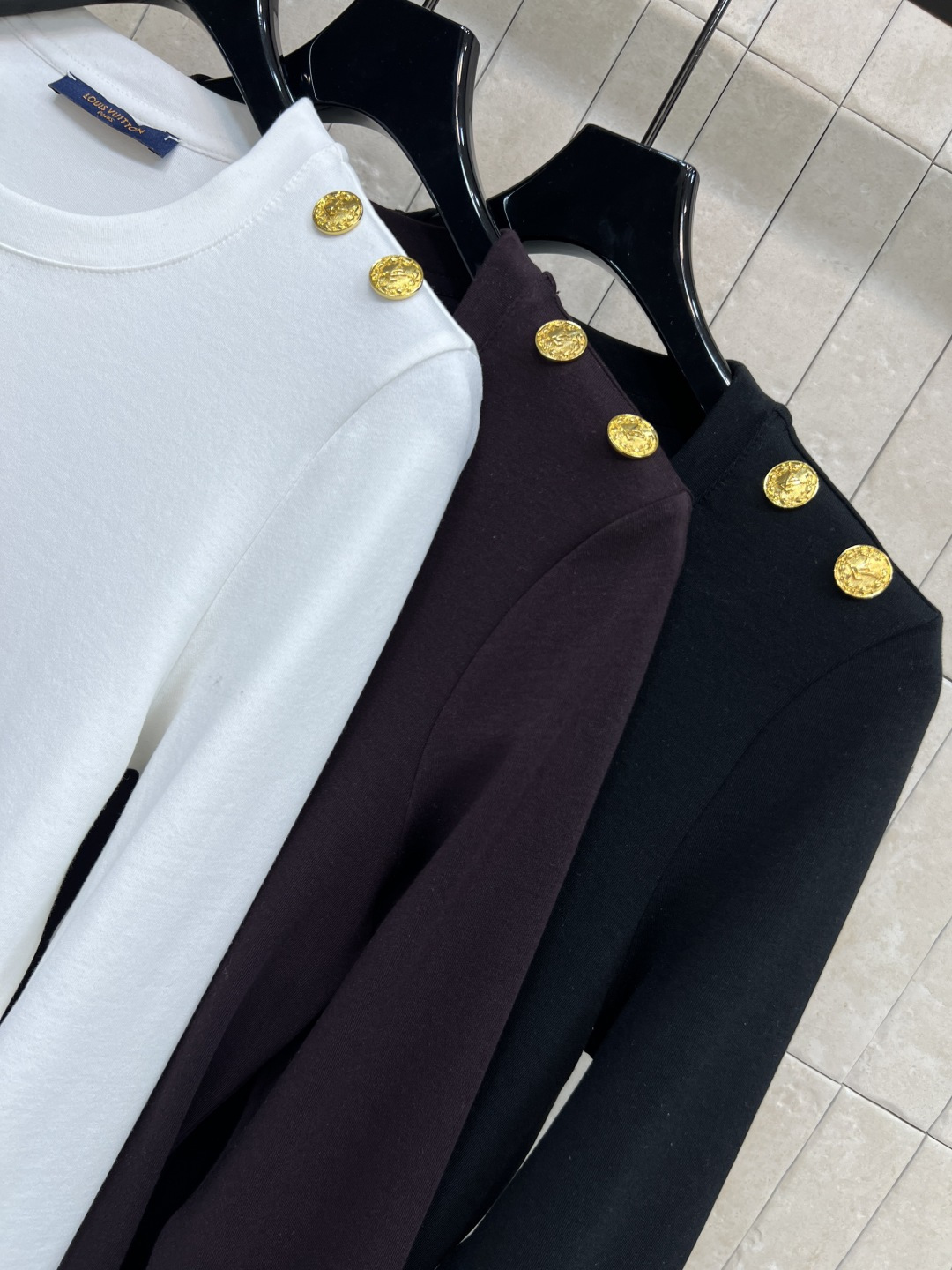 L家 25秋冬新款 圆领肩扣装饰打底衫 版型修身显瘦 纯棉面料质感细腻柔软 日常搭配很百搭 定制logo