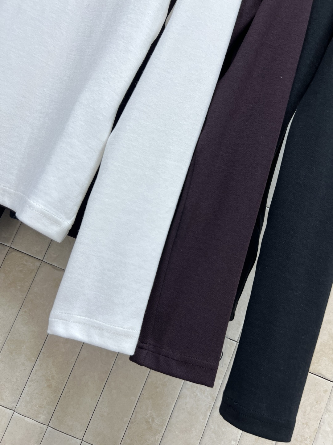 L家 25秋冬新款 圆领肩扣装饰打底衫 版型修身显瘦 纯棉面料质感细腻柔软 日常搭配很百搭 定制logo