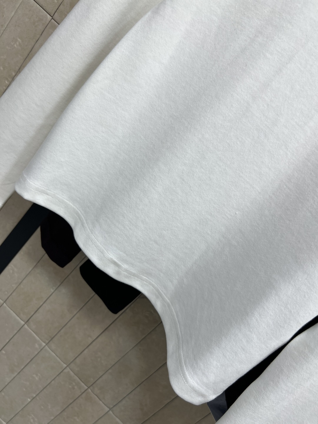 L家 25秋冬新款 圆领肩扣装饰打底衫 版型修身显瘦 纯棉面料质感细腻柔软 日常搭配很百搭 定制logo