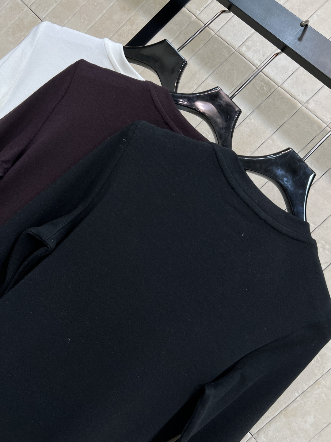 L家 25秋冬新款 圆领肩扣装饰打底衫 版型修身显瘦 纯棉面料质感细腻柔软 日常搭配很百搭 定制logo