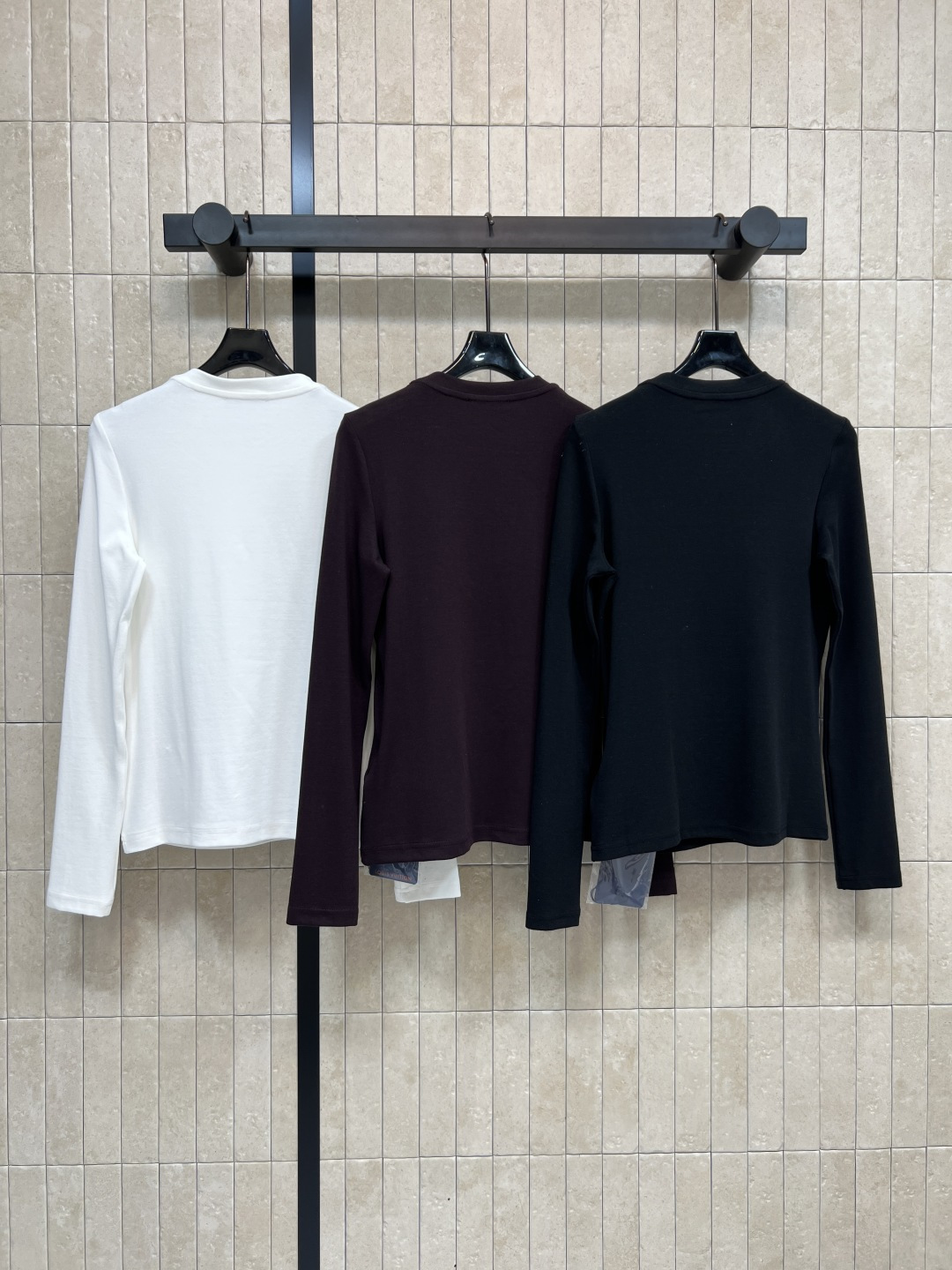 L家 25秋冬新款 圆领肩扣装饰打底衫 版型修身显瘦 纯棉面料质感细腻柔软 日常搭配很百搭 定制logo