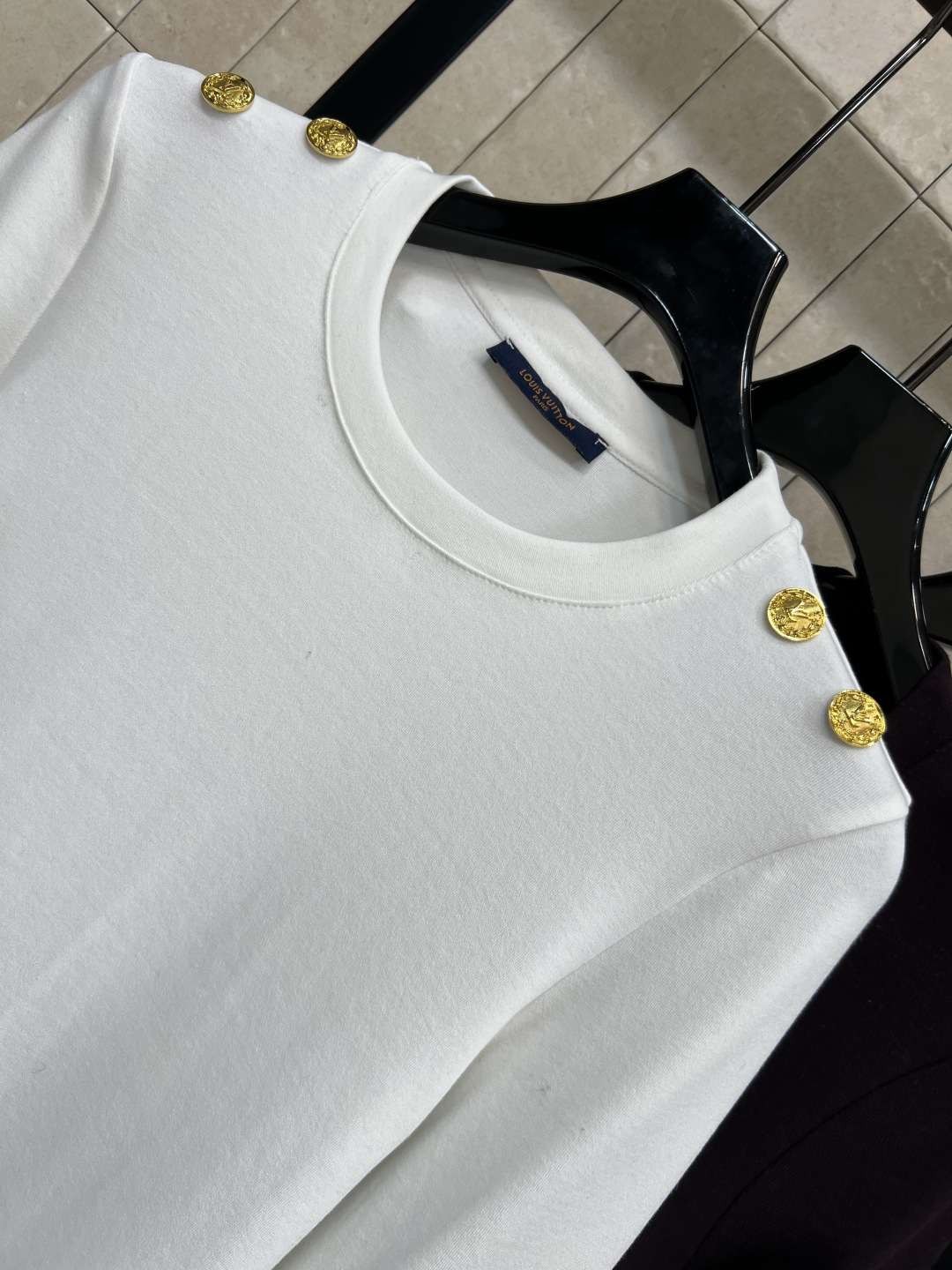 L家 25秋冬新款 圆领肩扣装饰打底衫 版型修身显瘦 纯棉面料质感细腻柔软 日常搭配很百搭 定制logo