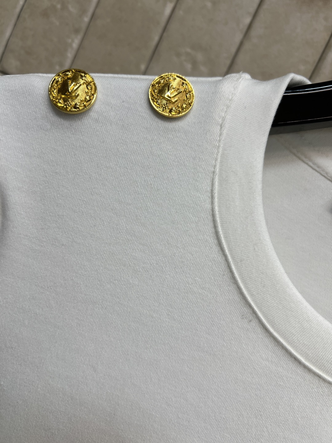 L家 25秋冬新款 圆领肩扣装饰打底衫 版型修身显瘦 纯棉面料质感细腻柔软 日常搭配很百搭 定制logo