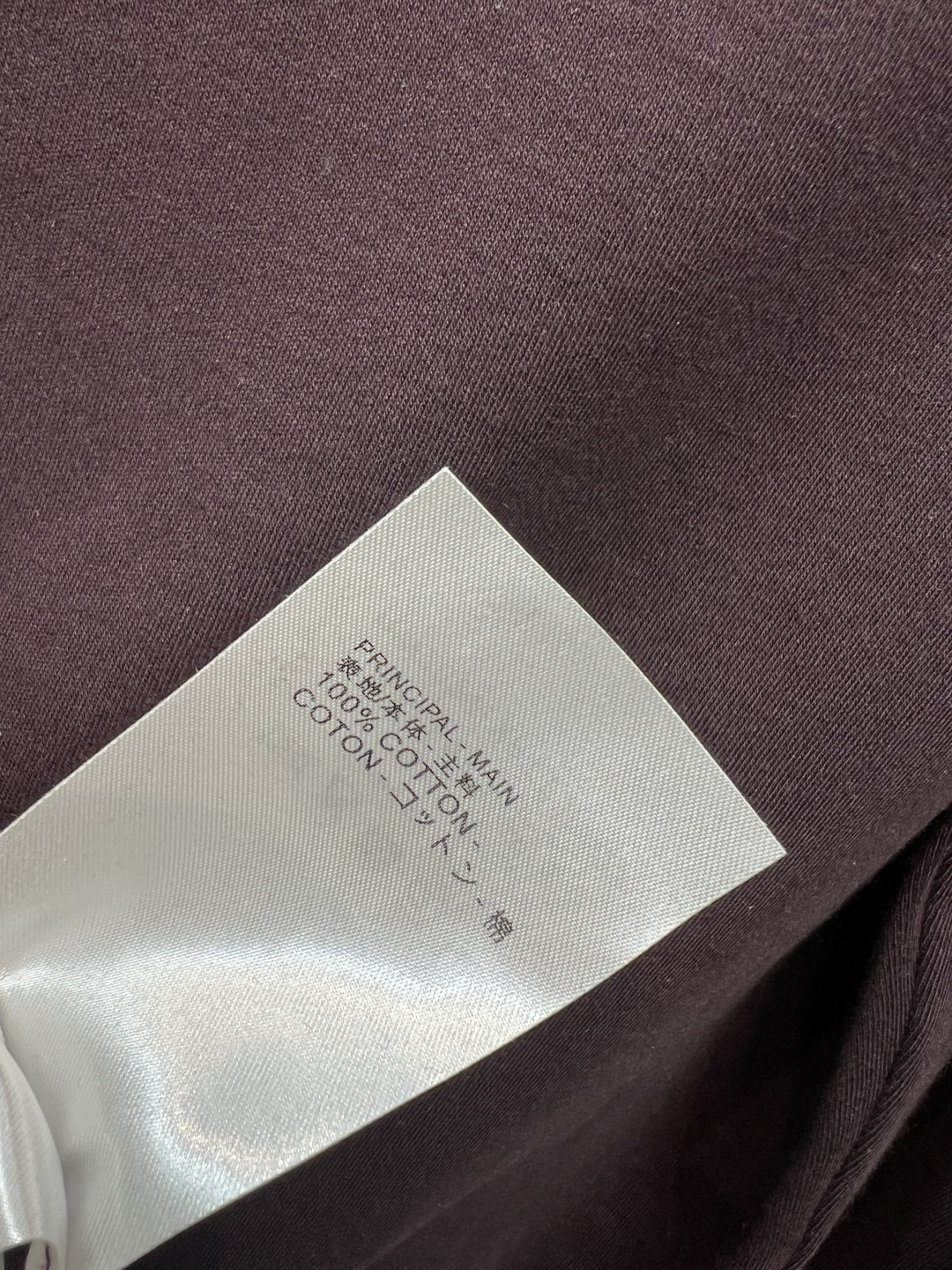 L家 25秋冬新款 圆领肩扣装饰打底衫 版型修身显瘦 纯棉面料质感细腻柔软 日常搭配很百搭 定制logo