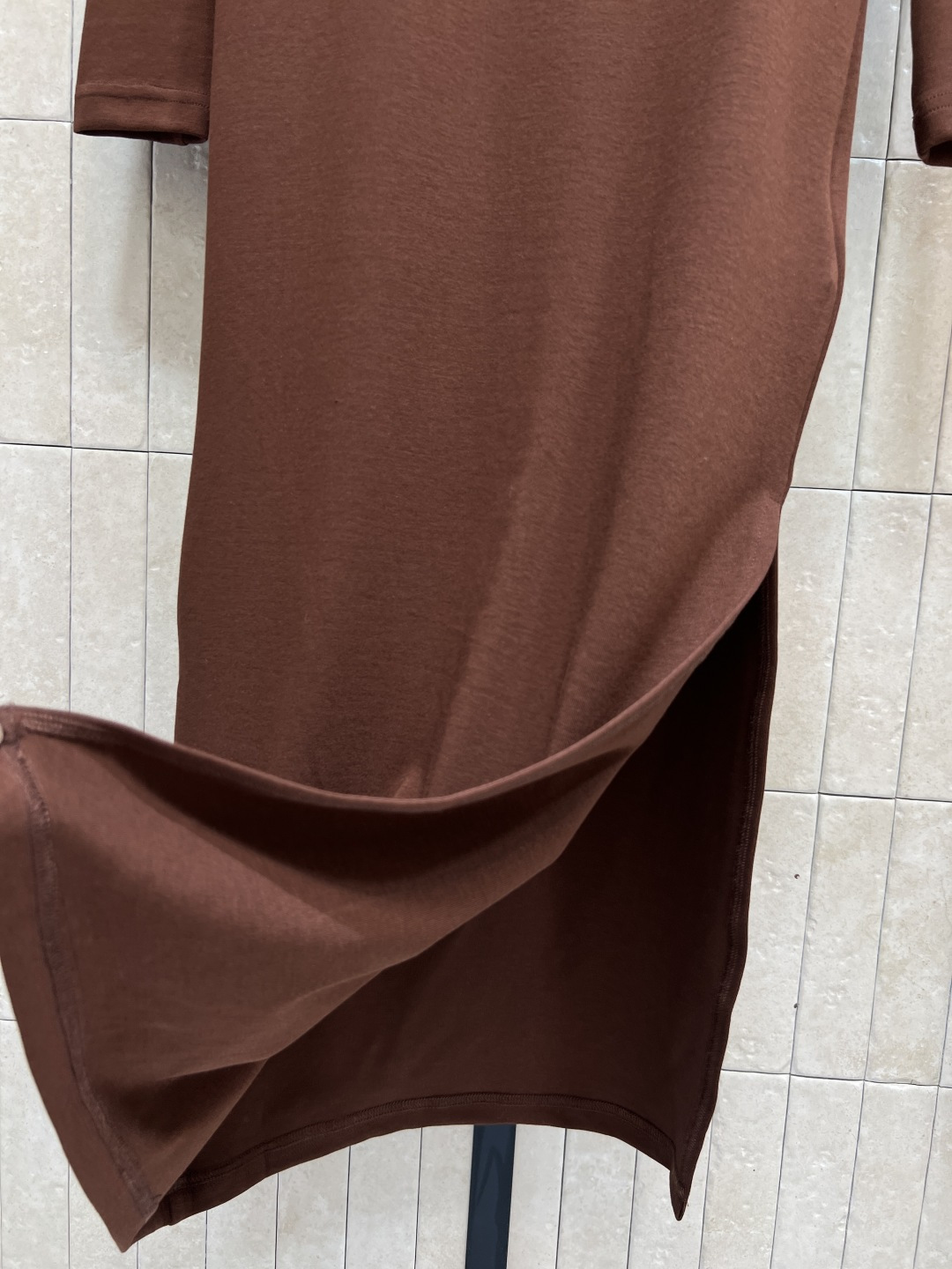 LW家 25秋冬新款 高领长袖打底连衣裙 简约高级的设计 打造舒适百搭单品 胸前经典的logo徽标点缀 