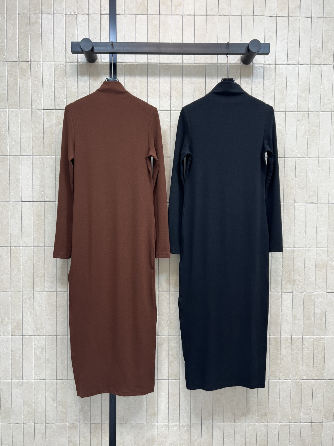 LW家 25秋冬新款 高领长袖打底连衣裙 简约高级的设计 打造舒适百搭单品 胸前经典的logo徽标点缀 